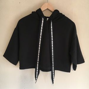 ALO Black Cropped Hooded Sweatshirt Short Sleeves